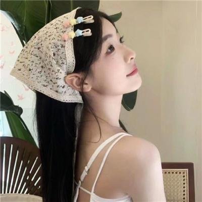 给小酒馆女子喝高杯酒